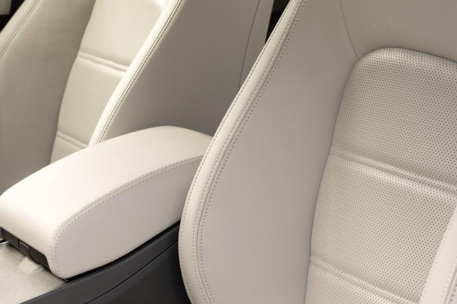 Детали интерьера Jaguar E-Pace P250 AWD 2018 года  (AU) (фото 2 из 23)
